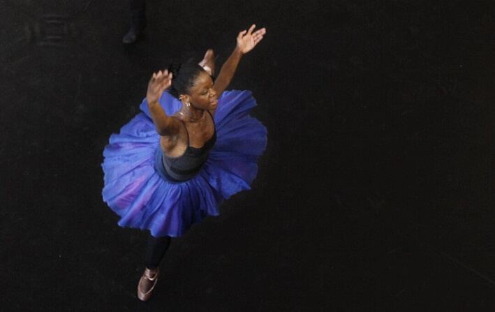 Michaela DePrince ensaya para su papel protagónico en "Le Corsaire" en Johannesburgo, Sudáfrica, el 10 de julio de 2012. (Denis Farrell/AP Photo)