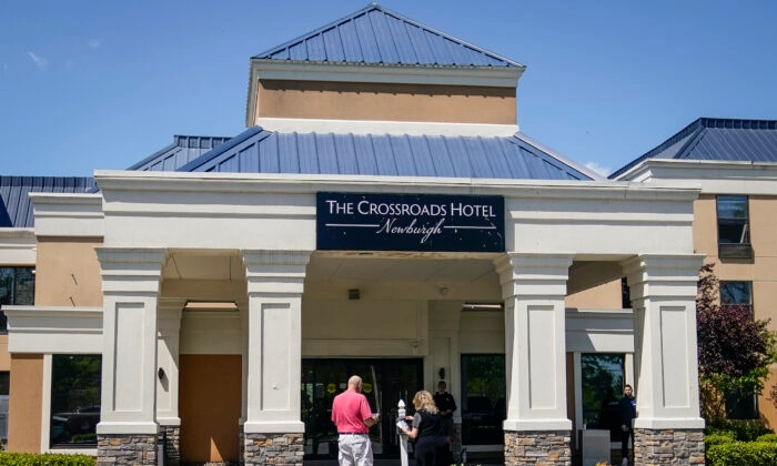 Seguridad en las puertas del hotel The Crossroads, donde dos autobuses llenos de inmigrantes ilegales llegaron horas antes en Newburgh, Nueva York, el 11 de mayo de 2023. (John Minchillo/Foto AP5)