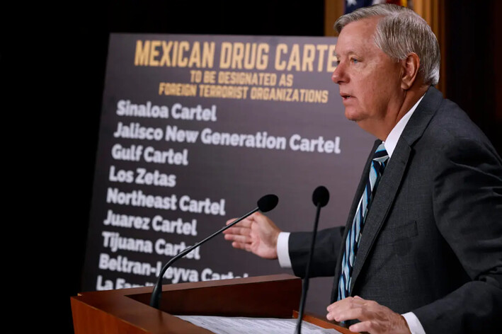 El senador Lindsey Graham (R-S.C.) da una rueda de prensa sobre su propuesta de ley para designar a los cárteles mexicanos de la droga como Organizaciones Terroristas Extranjeras, en el Capitolio de EE.UU., el 8 de marzo de 2023. (Chip Somodevilla/Getty Images)