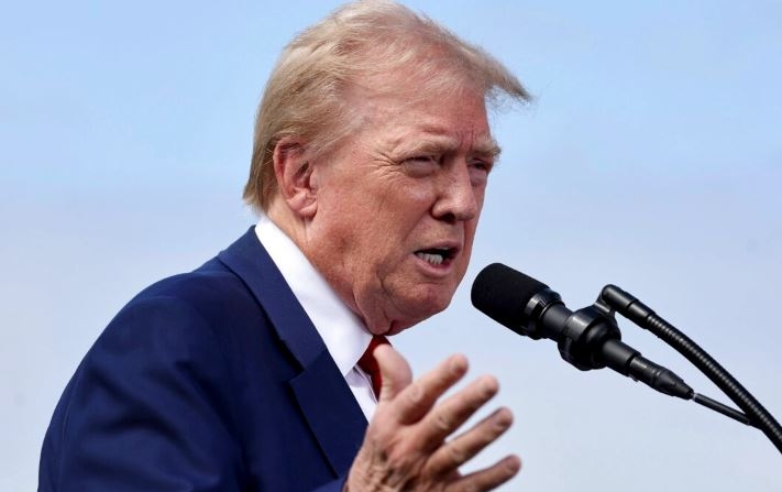 El candidato presidencial republicano, el expresidente de los Estados Unidos Donald Trump, habla durante una conferencia de prensa en el Trump National Golf Club Los Ángeles en Rancho Palos Verdes, California, el 13 de septiembre de 2024. (Mario Tama/Getty Images)