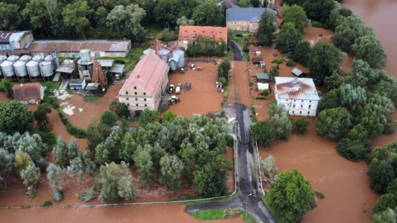 Aumenta a 18 el número de muertos por las inundaciones en Europa Central.
Una vista de dron muestra una zona inundada en Piszkowice, Polonia, en una captura de vídeo de las redes sociales tomada el 15 de septiembre de 2024. (Mariusz Kula/vía Reuters)