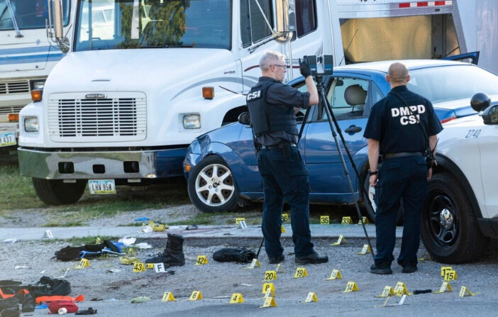 Investigadores de la escena del crimen trabajan en el lugar donde dos agentes de policía de Des Moines fueron tiroteados en Des Moines, Iowa, el 16 de septiembre de 2024. (Cody Scanlan/The Des Moines Register vía AP)