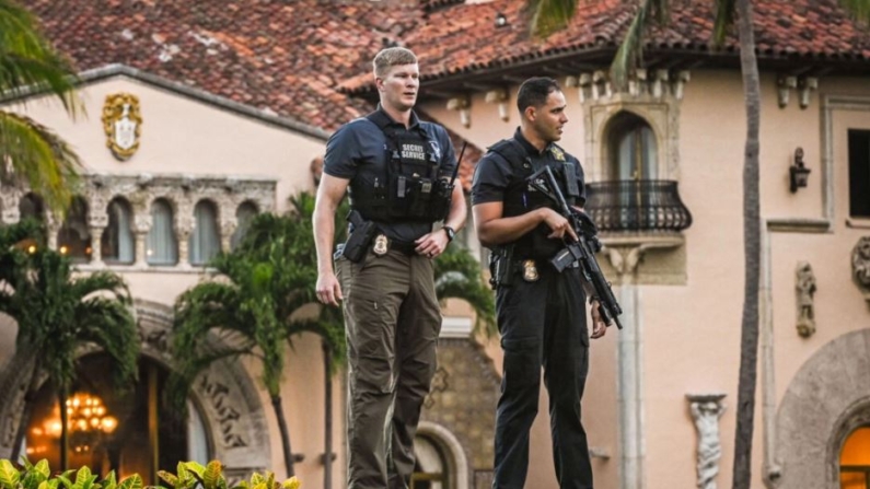 Agentes del Servicio Secreto hacen guardia afuera de la casa de Mar-a-Lago del expresidente Donald Trump en Palm Beach, Florida, el 27 de marzo de 2023. (Giorgio Viera/AFP vía Getty Images)