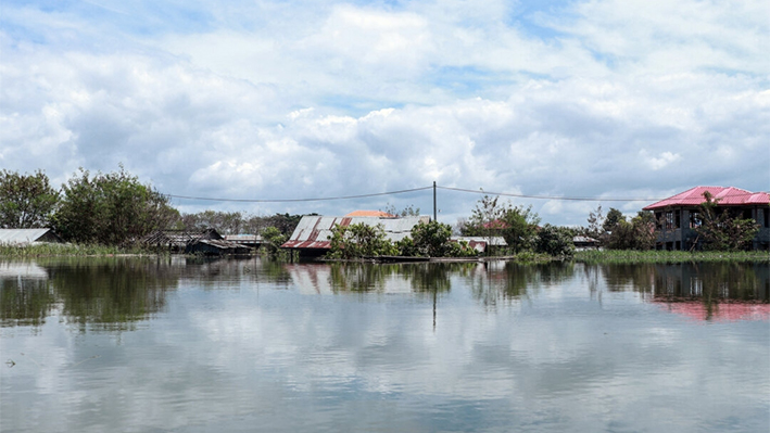 Casas rodeadas por las aguas que sumergen la aldea de Phayarphyu en el municipio de Loikaw, en el estado birmano de Karenni, el 16 de septiembre de 2024. (STR/AFP vía Getty Images)
