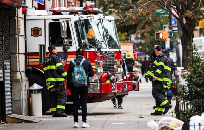 Los bomberos observan mientras su camión de bomberos entra en la estación FDNY Engine 281/Ladder 147 en el barrio de Flatbush en el distrito de Brooklyn de la ciudad de Nueva York el 29 de octubre de 2021. (Michael M. Santiago/Getty Images).