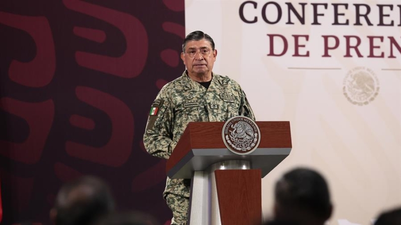 El secretario de Defensa, Luis Cresencio Sandoval, participa durante una conferencia de prensa matutina del presidente de México, Andrés Manuel López Obrador, el 17 de septiembre de 2024 en Palacio Nacional de la Ciudad de México (México). EFE/ José Méndez