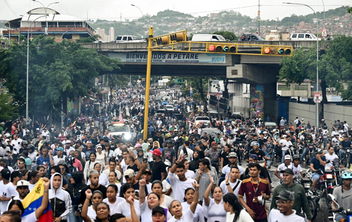 Opositores al gobierno del presidente venezolano Nicolás Maduro protestan en el barrio de Petare, en Caracas, el 29 de julio de 2024. (Raul Arboleda/AFP vía Getty Images)