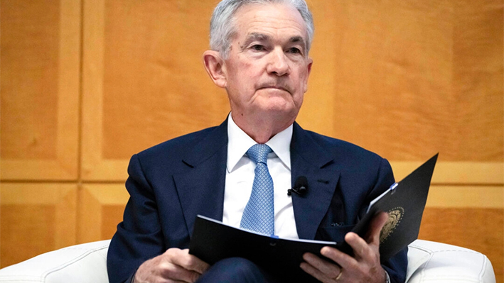 El presidente de la Reserva Federal, Jerome Powell, es presentado en la Conferencia de Investigación Jacques Polak en el Fondo Monetario Internacional en Washington el 9 de noviembre de 2023. (Mark Schiefelbein/Foto AP)
