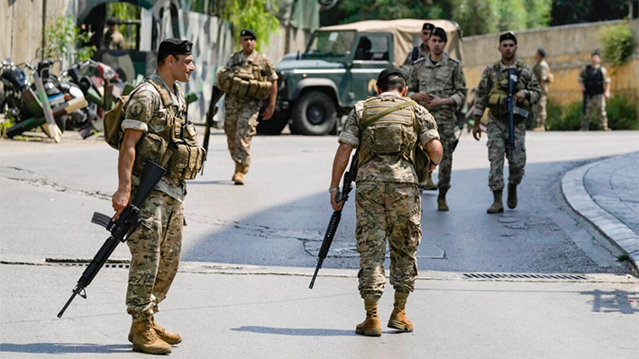 La seguridad libanesa monta guardia en una carretera que conduce a la Embajada de EE. UU. en Aukar, un suburbio al norte de Beirut, Líbano, el 5 de junio de 2024. (Bilal Hussein/Foto AP)
