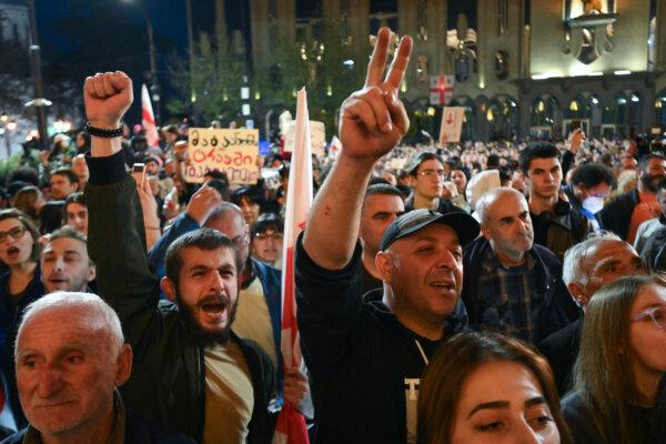 Activistas protestan contra un proyecto de ley de "influencia extranjera" frente al parlamento en Tiflis, Georgia, el 15 de abril de 2024. (Vano Shlamov/AFP/Getty Images)