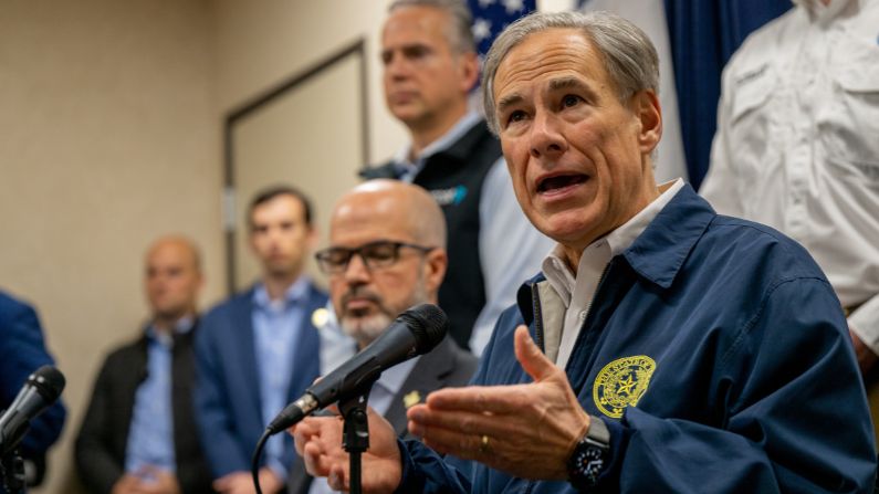 El gobernador de Texas, Greg Abbott, habla durante una conferencia de prensa el 31 de enero de 2023 en Austin, Texas. El gobernador Abbott realizó una reunión y una conferencia de prensa en preparación para la tormenta invernal que está afectando varias partes de Texas. (Brandon Bell/Getty Images)