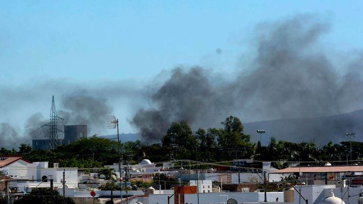 Fotografía de archivo del humo provocado tras los enfrentamientos de fuerzas federales con grupos armados, en la ciudad de Culiacán, estado de Sinaloa, México.  (EFE/Juan Carlos Cruz)