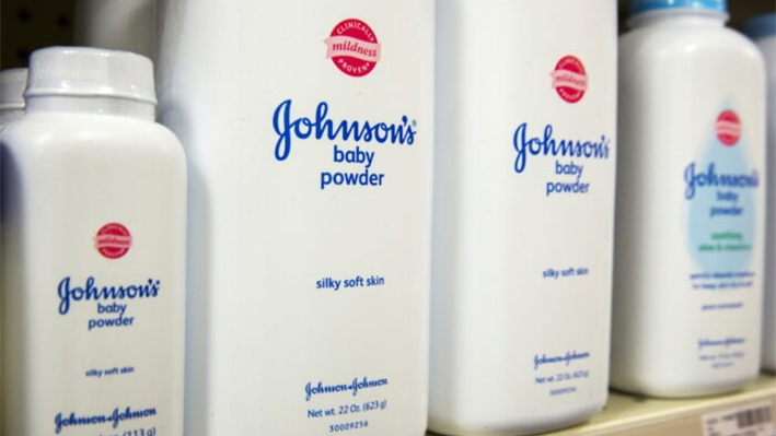 Botellas de talco para bebés de Johnson & Johnson se alinean en un estante de una farmacia en Nueva York el 15 de octubre de 2015. (Lucas Jackson/Reuters)
