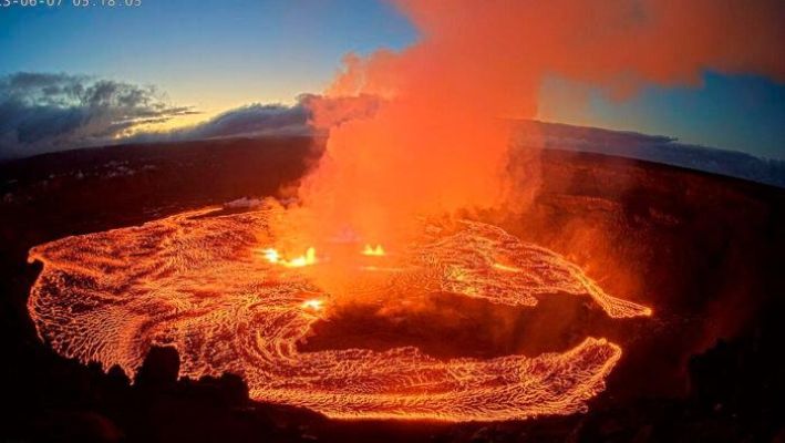 En esta imagen de cámara web proporcionada por el Servicio Geológico de Estados Unidos, se observa una erupción en la cima del volcán Kilauea en Hawái, el miércoles 7 de junio de 2023. Kilauea, el segundo volcán más grande de Hawái, comenzó a hacer erupción el miércoles por la mañana, dijeron funcionarios del Servicio Geológico de Estados Unidos en un comunicado. Kilauea, uno de los volcanes más activos del mundo, entró en erupción desde septiembre de 2021 hasta diciembre de 2022. Una erupción del Kilauea en 2018 destruyó más de 700 residencias. (Servicio Geológico de Estados Unidos vía AP)
