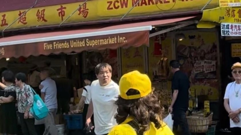 Un hombre (C) atacó a varios practicantes de Falun Gong durante y después de un desfile en Brooklyn, Nueva York, el 14 de septiembre de 2024, según varios testigos oculares. (Cortesía de Tuidang Center)