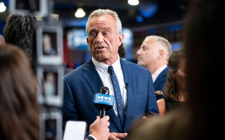 Robert F. Kennedy Jr. habla con los periodistas antes del debate presidencial entre el candidato republicano, el expresidente Donald Trump, y la candidata demócrata a la vicepresidenta Kamala Harris en Filadelfia, Pensilvania, el 10 de septiembre de 2024. (Madalina Vasiliu/The Epoch Times)