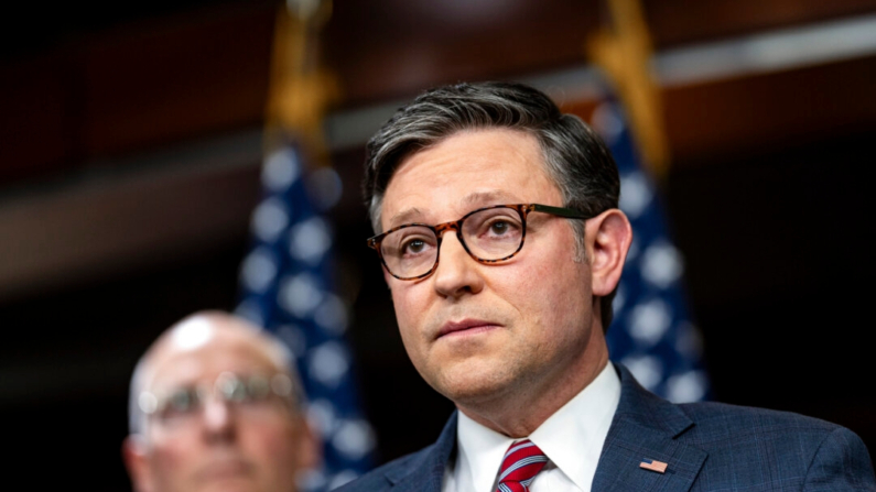 El presidente de la Cámara de Representantes Mike Johnson (R-La.) habla durante una rueda de prensa en el Capitolio de EE.UU. el 10 de septiembre de 2024. (Kent Nishimura/Getty Images)
