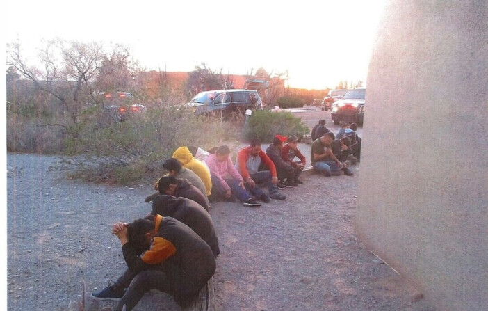 Agentes de la Policía Estatal de Nuevo México detuvieron en abril a dos personas sospechosas de ocultar a inmigrantes ilegales en una residencia de Las Cruces, N.M. (Policía Estatal de N.M.). 