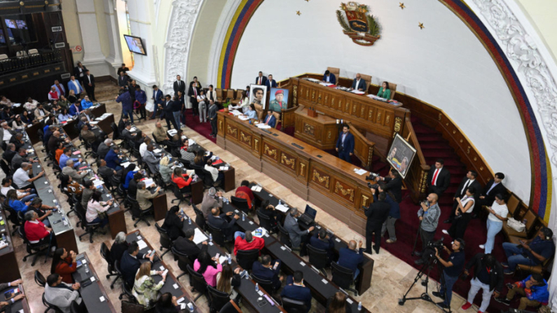 Diputados de la Asamblea Nacional Bolivariana de Venezuela asisten a una sesión en la Asamblea Nacional en Caracas el 15 de agosto de 2024. (Federico Parra/AFP vía Getty Images)