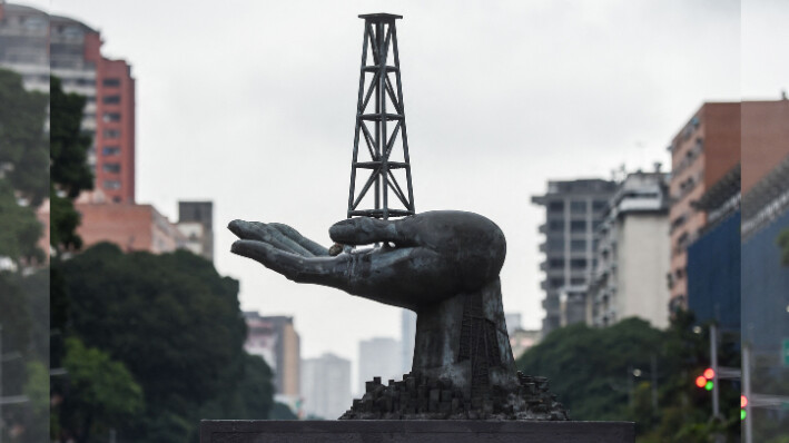 Vista de la escultura Monumento a la Paz frente a la sede de Petróleos de Venezuela (PDVSA) en Caracas, el 2 de diciembre de 2022. (MIGUEL ZAMBRANO/AFP vía Getty Images)