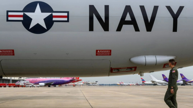 Un miembro de la tripulación aérea de la Marina de los Estados Unidos hace un recorrido previo al vuelo del avión de patrulla y reconocimiento marítimo P-8A Poseidon durante el ejercicio marítimo de los Estados Unidos y la Asociación de Naciones del Sudeste Asiático (ASEAN) en el Golfo de Tailandia el 5 de septiembre de 2019. (Mladen Antonov/AFP vía Getty Images)