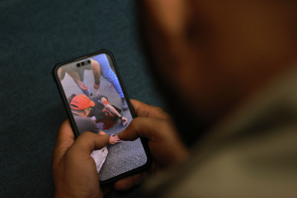 Un hombre observa un vídeo, publicado en las redes sociales, en el que se ve a un herido el 17 de septiembre de 2024, tras las explosiones registradas en varios bastiones de Hezbolá en Líbano (Joseph Eid/ AFP vía Getty Images)