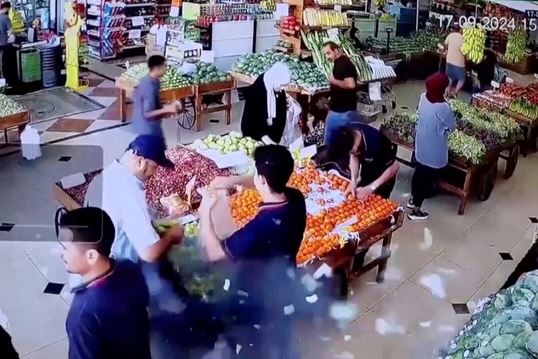 La bolsa de un hombre explota en un supermercado en Beirut, Líbano, el 17 de septiembre de 2024 en esta captura de pantalla de un vídeo obtenido de las redes sociales. (Redes sociales/vía Reuters)