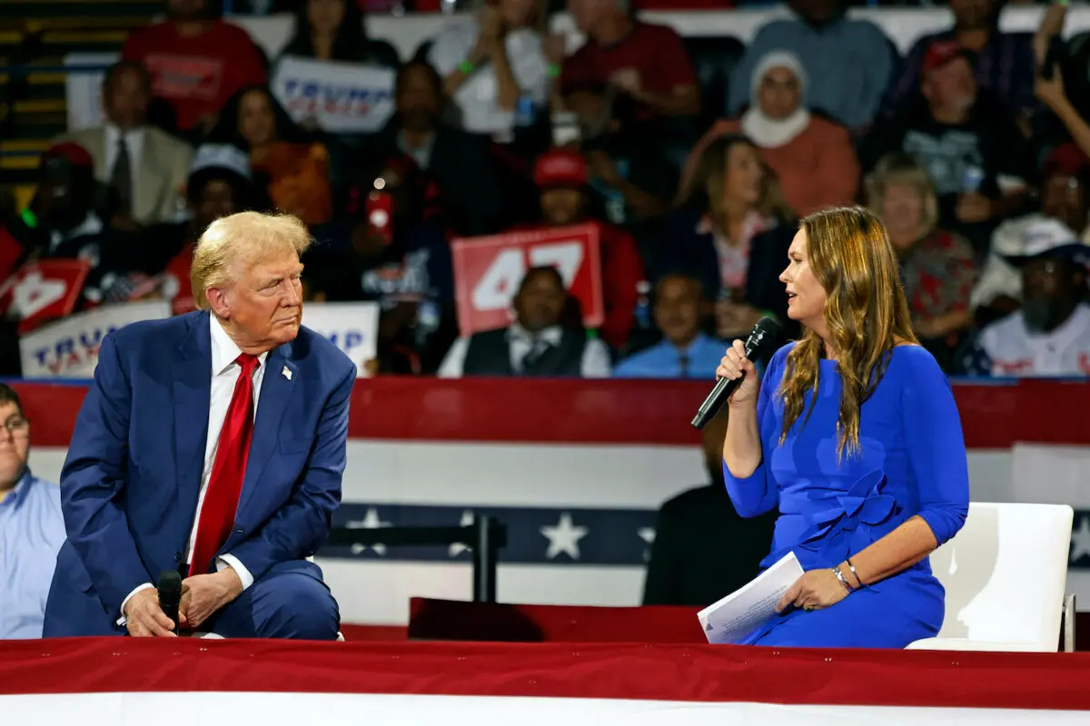 El expresidente y candidato presidencial republicano Donald Trump asiste a un mitin moderado por la gobernadora de Arkansas Sarah Huckabee Sanders (d) en el Dort Financial Center de Flint, Michigan, el 17 de septiembre de 2024. (Jeff Kowalsky/AFP vía Getty Images)