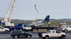 Pequeño avión aterriza sin problemas en el aeropuerto Logan de Boston con una sola rueda desplegada