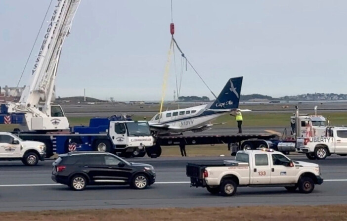 En esta imagen tomada de un video, funcionarios retiran un pequeño avión que aterrizó en el Aeropuerto Internacional Logan después de que sólo se desplegara una de sus ruedas de aterrizaje, en Boston el 17 de septiembre de 2024. (Rodrique Ngowi/Foto AP). 


