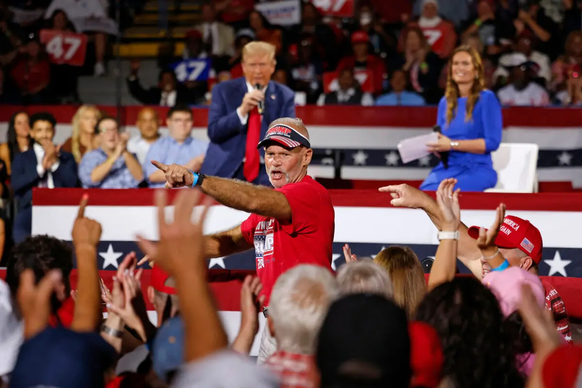 El fundador de Auto Workers for Trump, Brian Pannebecker (C), es reconocido por el expresidente y candidato presidencial republicano Donald Trump durante una reunión del ayuntamiento moderada por la gobernadora de Arkansas, Sarah Huckabee Sanders (R), en el Centro Financiero Dort en Flint, Michigan, el 17 de septiembre de 2024. (Jeff Kowalsky/AFP vía Getty Images)