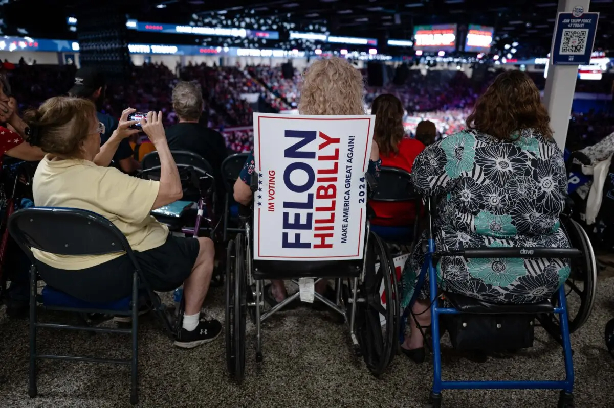 Invitados asisten a un mitin de campaña del candidato presidencial republicano, el expresidente Donald Trump, en Flint, Michigan, el 17 de septiembre de 2024. (Scott Olson/Getty Images)