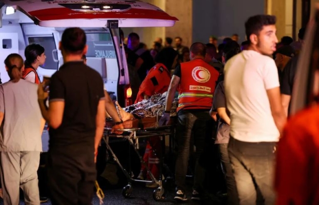 Una persona es transportada en una camilla fuera del Centro Médico de Beirut en Beirut, Líbano, el 17 de septiembre de 2024, tras las explosiones de los localizadores en el Líbano. (Reuters/Mohamed Azakir)