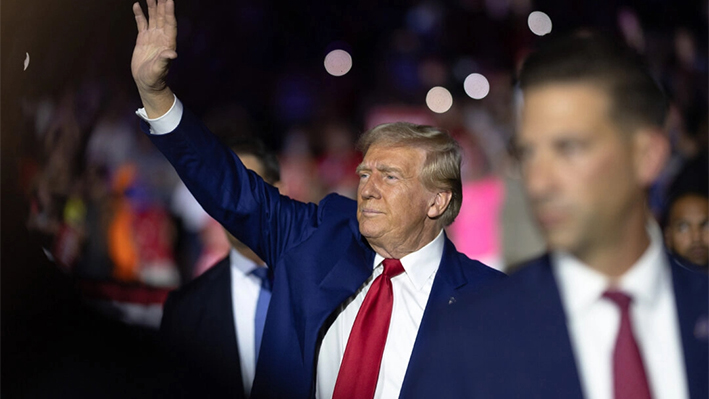 El candidato presidencial republicano, el expresidente Donald Trump, llega a un acto de campaña en Flint, Michigan, el 17 de septiembre de 2024. (Scott Olson/Getty Images)
