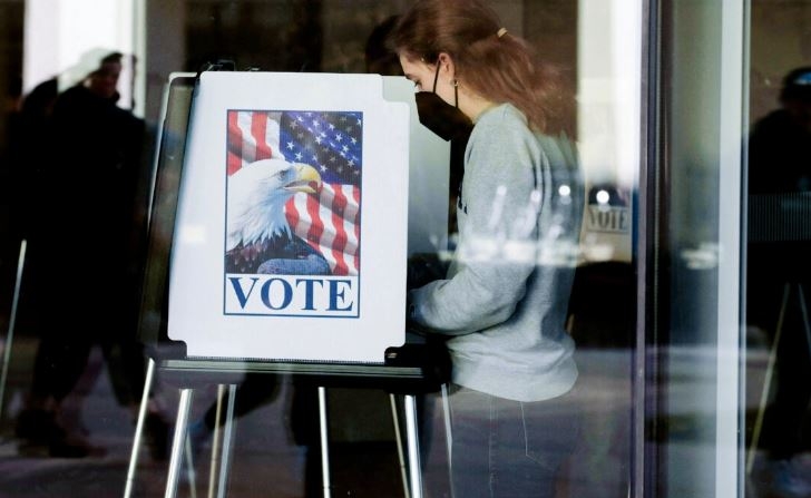 Varias personas depositan su voto anticipado en las elecciones generales en la Universidad de Michigan, en Ann Arbor, el 7 de noviembre de 2022. (Eff Kowalsky/AFP vía Getty Images)