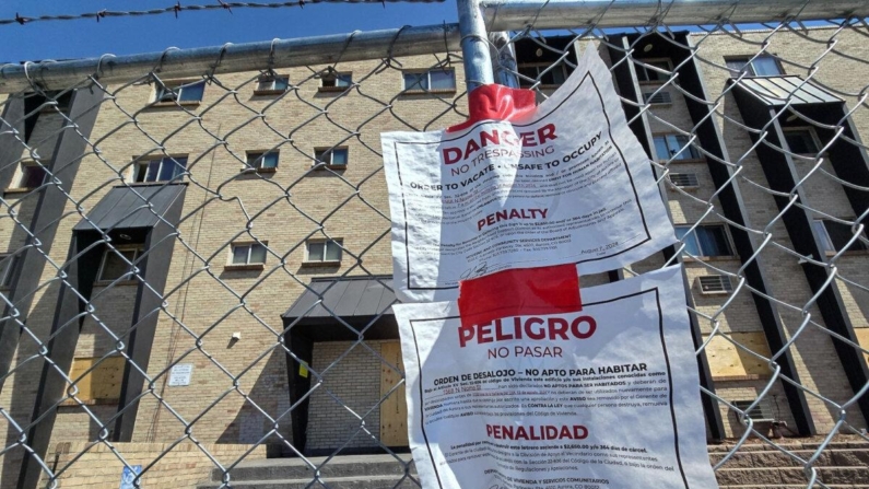 Un complejo de apartamentos de la calle Nome, en Aurora (Colorado), fue clausurado recientemente por el ayuntamiento debido a infracciones del código. Los residentes afirman que el edificio era un foco de actividad de bandas de inmigrantes. (Foto tomada el 30 de agosto de 2024. Allan Stein/The Epoch Times).

