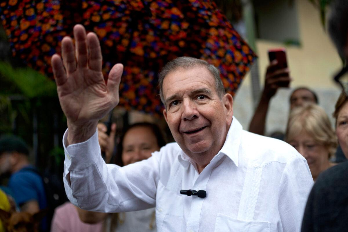 El candidato presidencial de la oposición venezolana Edmundo González Urrutia saluda a sus simpatizantes durante un acto político en una plaza del municipio Hatillo de Caracas, Venezuela, el 19 de junio de 2024. (Ariana Cubillos/Foto AP)