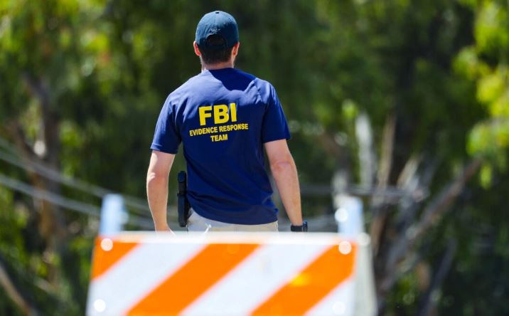 Un agente del FBI camina hacia la escena del crimen en una foto de archivo. (Mario Tama/Getty Images)