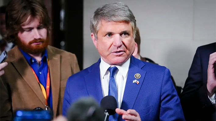 El representante Michael McCaul (R-Texas.) habla con los periodistas tras la reunión de los republicanos de la Cámara de Representantes para asegurarse la nominación del Partido Republicano a la presidencia de la Cámara, en Washington, el 11 de octubre de 2023. (Madalina Vasiliu/The Epoch Times)
