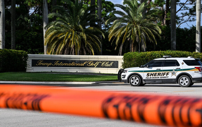 Un alguacil bloquea la calle frente al Trump International Golf Club en West Palm Beach, Florida, el 15 de septiembre de 2024, luego de un tiroteo en el campo de golf del expresidente Donald Trump. (Chandan Khanna/AFP vía Getty Images)