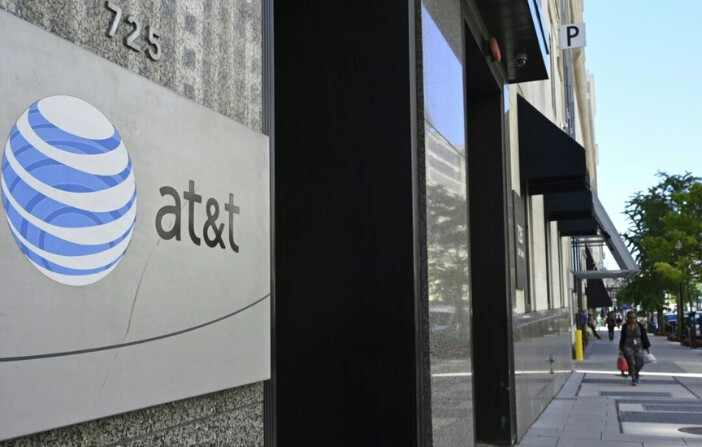 Un logo de AT&T a la entrada de un edificio en Washington el 11 de junio de 2019. (Eva Hambach/AFP/Getty Images). 
