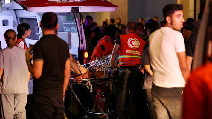 Tras las explosiones de bípers en todo el Líbano, una persona es transportada en una camilla fuera del Centro Médico de Beirut en Beirut, Líbano, el 17 de septiembre de 2024. (Reuters/Mohamed Azakir)