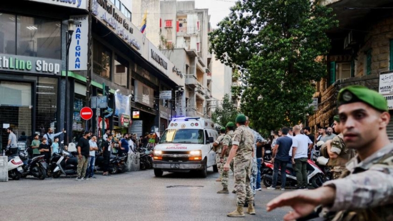 Ambulancias rodeadas de gente a la entrada del Centro Médico de la Universidad Americana de Beirut, el 17 de septiembre de 2024, tras las explosiones en varios puntos del Líbano. (Anwar Amro/AFP via Getty Images)