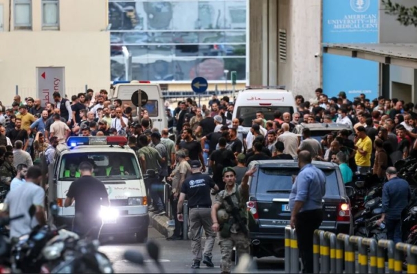 Ambulancias a la entrada del Centro Médico de la Universidad Americana de Beirut, el 17 de septiembre de 2024, tras las explosiones que sacudieron varios bastiones de Hezbolá en Líbano. (Anwar Amro/AFP vía Getty Images)