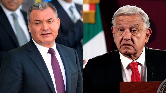 El director de la Policía Federal mexicana, Genaro García Luna, durante una ceremonia para celebrar el Día Nacional de la Policía en Ciudad de México el 2 de junio de 2012. (ALFREDO ESTRELLA/AFP via Getty Images) | El presidente de México, Andrés Manuel López Obrador, participa durante su conferencia de prensa matutina en Palacio Nacional de Ciudad de México, México, el 18 de septiembre de 2024. (EFE/José Méndez)