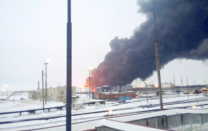 En esta captura de pantalla, hecha el 13 de marzo de 2024, se elevan columnas de humo después de que una refinería fuera atacada en la región de Riazán, Rusia. (Video obtenido por Reuters)