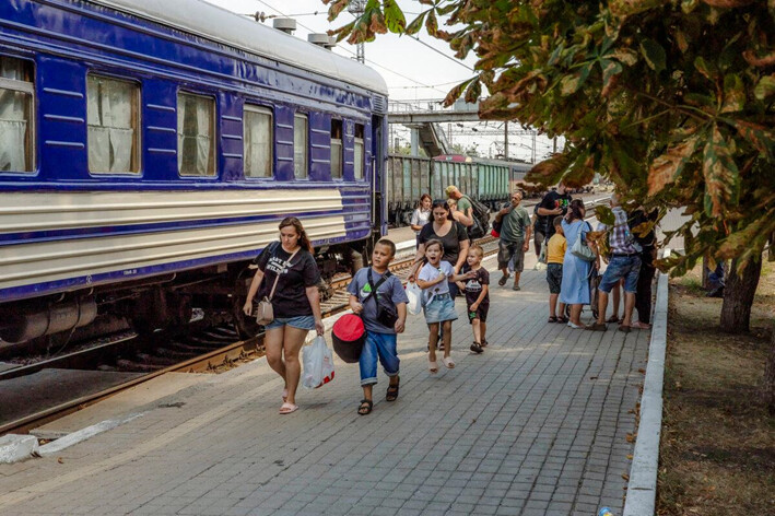 En medio del continuo avance de Rusia hacia el oeste, mujeres y niños suben a un tren de evacuación en Pokrovsk, región de Donetsk, Rusia, el 2 de agosto de 2024. (Roman Pilipey/AFP vía Getty Images)