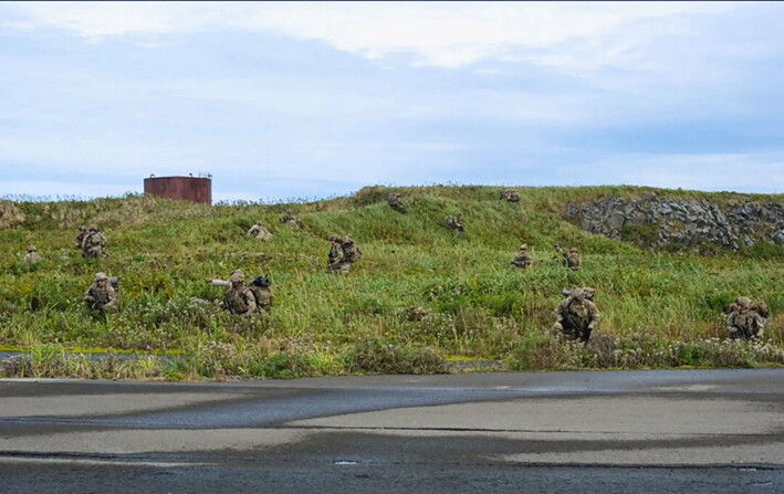 Soldados del ejército de EE.UU. del 501° Regimiento de Infantería Paracaidista maniobran a través del espeso terreno de la isla Shemya, Alaska, como parte de una operación de proyección de fuerza a la remota isla en el Océano Pacífico del Norte, el 13 de septiembre de 2024. (Brandon Vasquez/US Army via AP)