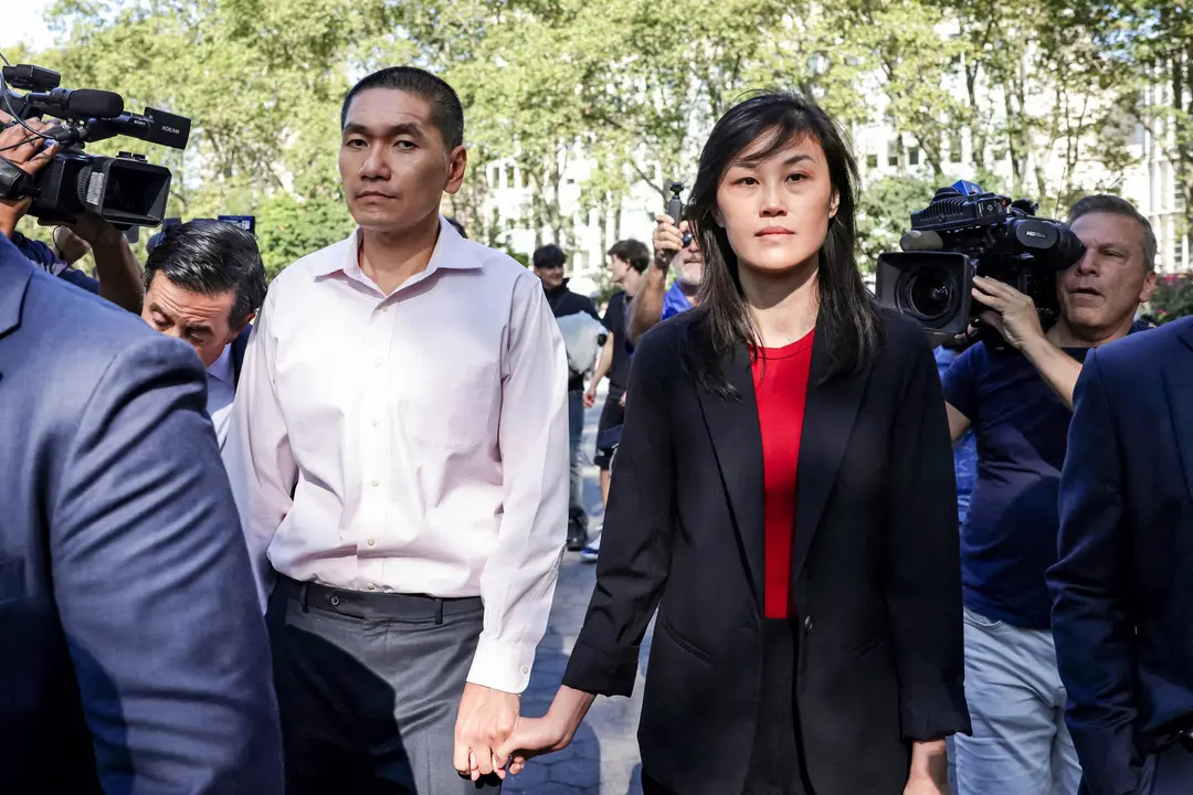 Linda Sun, ex asesora de la gobernadora de Nueva York, Kathy Hochul, y su marido, Chris Hu, salen del tribunal federal de Brooklyn después de que Sun fuera acusada de actuar en nombre del Partido Comunista Chino, en Nueva York, el 3 de septiembre de 2024. (Kent J. Edwards/Reuters)