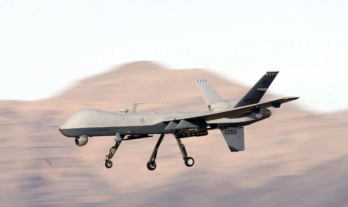 Un dron MQ-9 Reaper vuela durante una misión de entrenamiento en la base aérea de Creech en Indian Springs, Nevada, el 17 de noviembre de 2015. (Isaac Brekken/Getty Images)